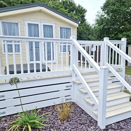Rosefinch Sleeps 2 Persons-Private Hot Tub-Tranquil Holiday Away From It All Yet Not Far From St Austell- The Holiday Home Has One Bedroom, Living And Dining Area, Equipped Kitchen-Decking-Outdoor Furniture-Fishing Lakes-Non Pet Unit Dış mekan fotoğraf