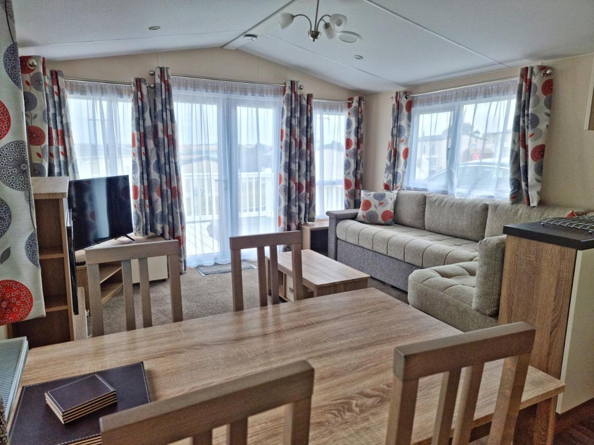 Rosefinch Sleeps 2 Persons-Private Hot Tub-Tranquil Holiday Away From It All Yet Not Far From St Austell- The Holiday Home Has One Bedroom, Living And Dining Area, Equipped Kitchen-Decking-Outdoor Furniture-Fishing Lakes-Non Pet Unit Dış mekan fotoğraf