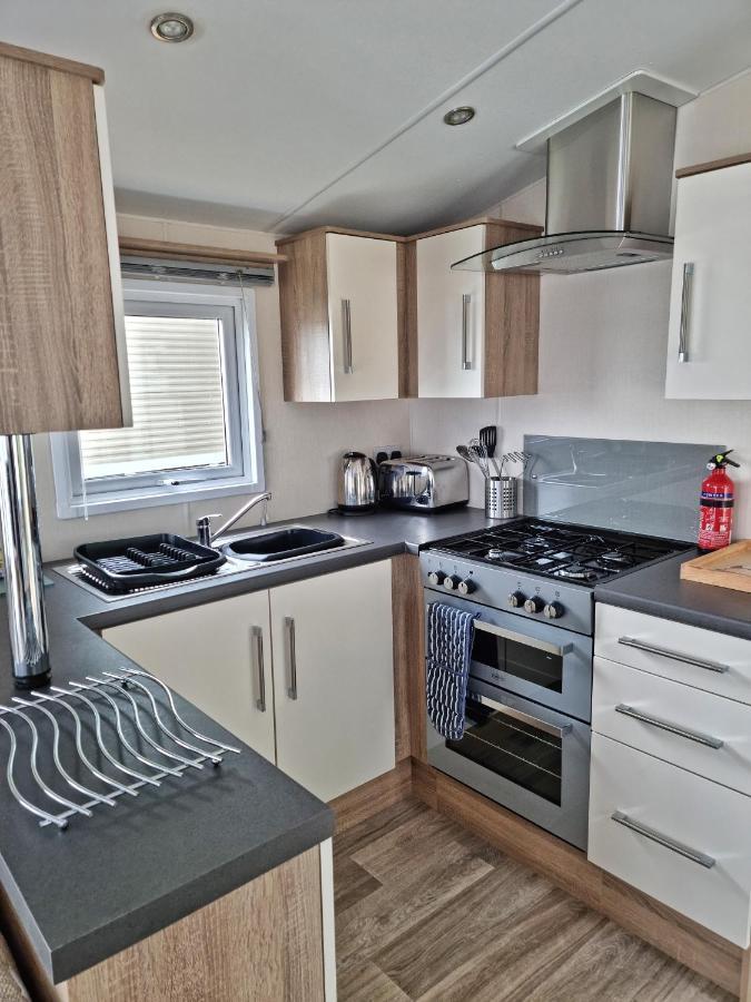 Rosefinch Sleeps 2 Persons-Private Hot Tub-Tranquil Holiday Away From It All Yet Not Far From St Austell- The Holiday Home Has One Bedroom, Living And Dining Area, Equipped Kitchen-Decking-Outdoor Furniture-Fishing Lakes-Non Pet Unit Dış mekan fotoğraf
