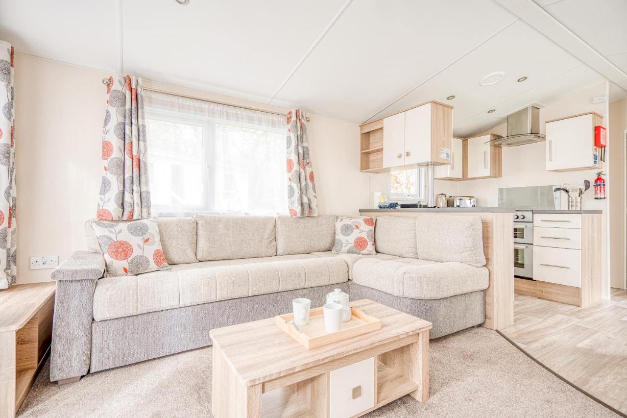 Rosefinch Sleeps 2 Persons-Private Hot Tub-Tranquil Holiday Away From It All Yet Not Far From St Austell- The Holiday Home Has One Bedroom, Living And Dining Area, Equipped Kitchen-Decking-Outdoor Furniture-Fishing Lakes-Non Pet Unit Dış mekan fotoğraf