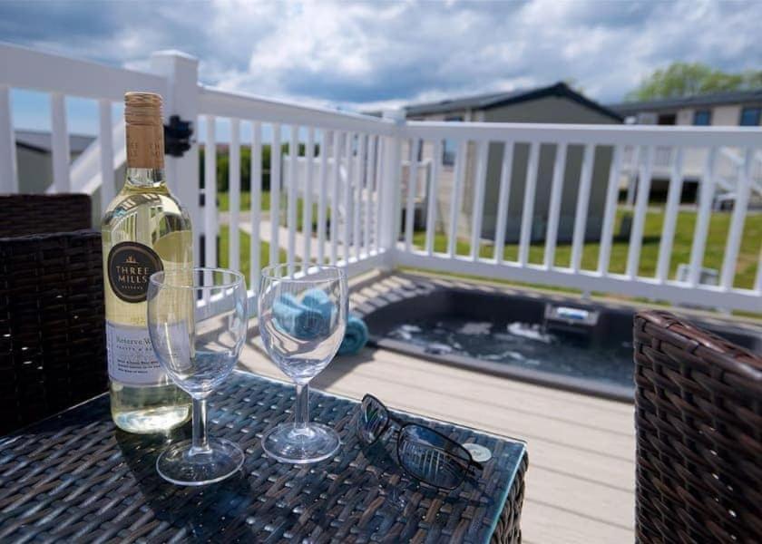 Rosefinch Sleeps 2 Persons-Private Hot Tub-Tranquil Holiday Away From It All Yet Not Far From St Austell- The Holiday Home Has One Bedroom, Living And Dining Area, Equipped Kitchen-Decking-Outdoor Furniture-Fishing Lakes-Non Pet Unit Dış mekan fotoğraf