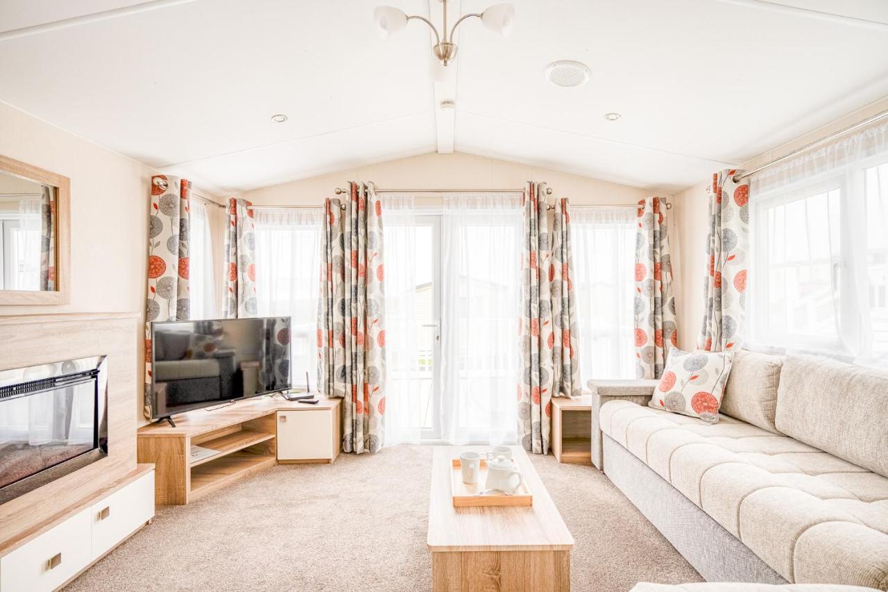 Rosefinch Sleeps 2 Persons-Private Hot Tub-Tranquil Holiday Away From It All Yet Not Far From St Austell- The Holiday Home Has One Bedroom, Living And Dining Area, Equipped Kitchen-Decking-Outdoor Furniture-Fishing Lakes-Non Pet Unit Dış mekan fotoğraf