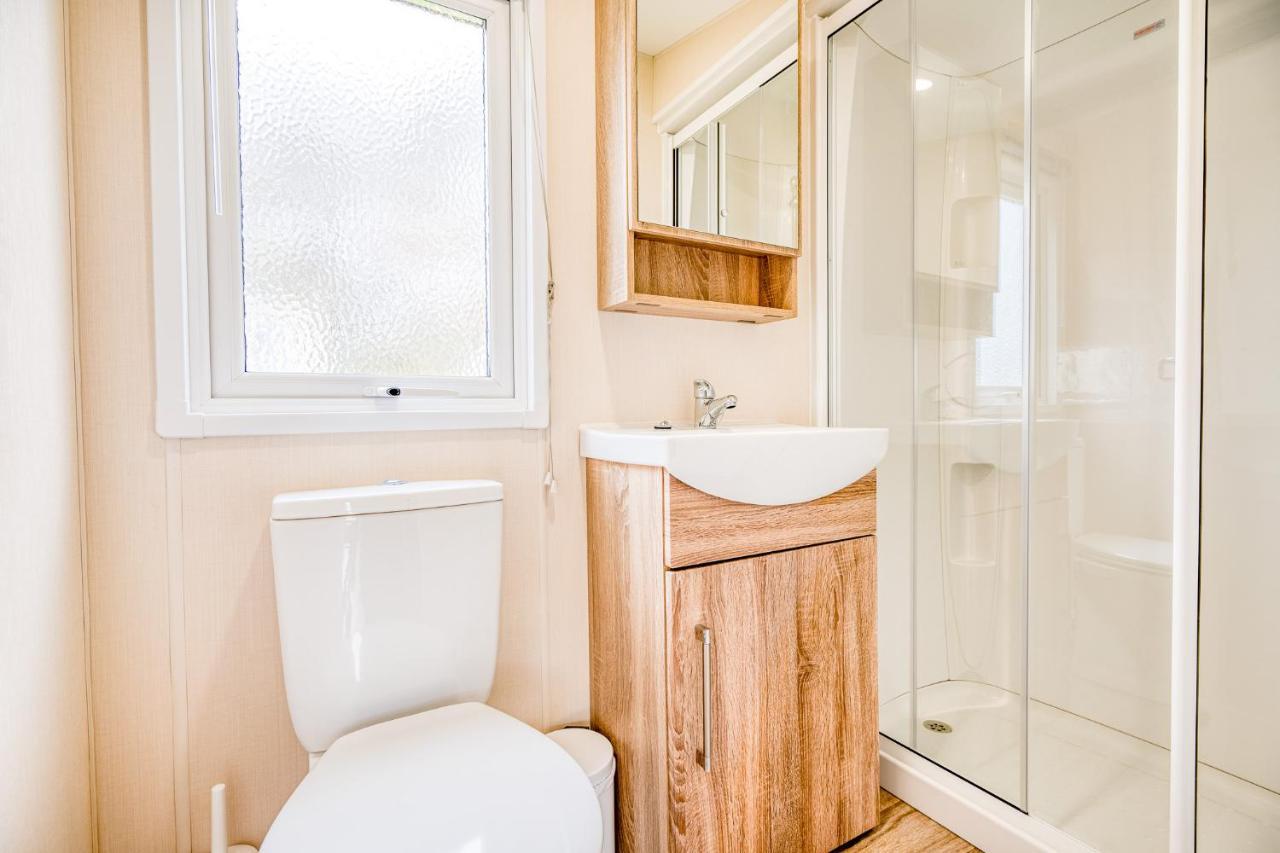 Rosefinch Sleeps 2 Persons-Private Hot Tub-Tranquil Holiday Away From It All Yet Not Far From St Austell- The Holiday Home Has One Bedroom, Living And Dining Area, Equipped Kitchen-Decking-Outdoor Furniture-Fishing Lakes-Non Pet Unit Dış mekan fotoğraf