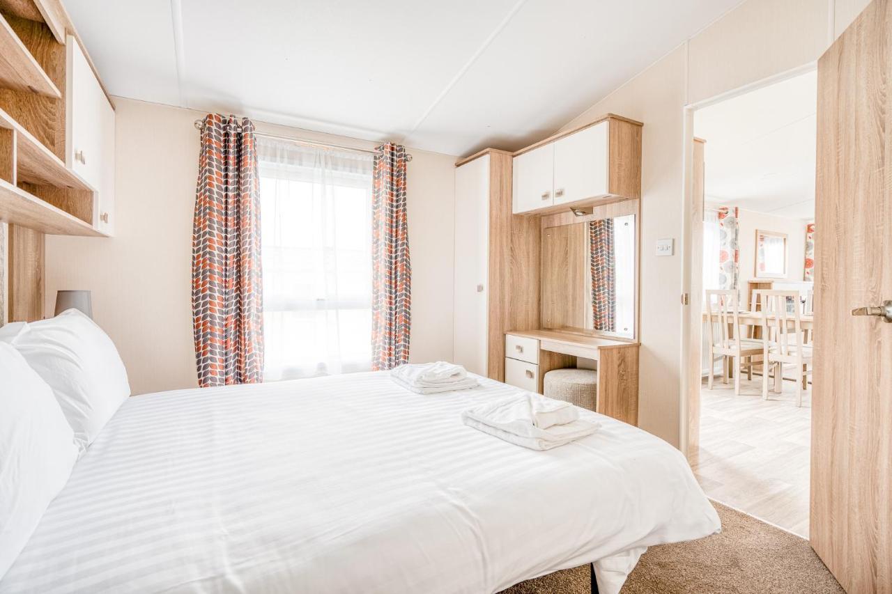 Rosefinch Sleeps 2 Persons-Private Hot Tub-Tranquil Holiday Away From It All Yet Not Far From St Austell- The Holiday Home Has One Bedroom, Living And Dining Area, Equipped Kitchen-Decking-Outdoor Furniture-Fishing Lakes-Non Pet Unit Dış mekan fotoğraf